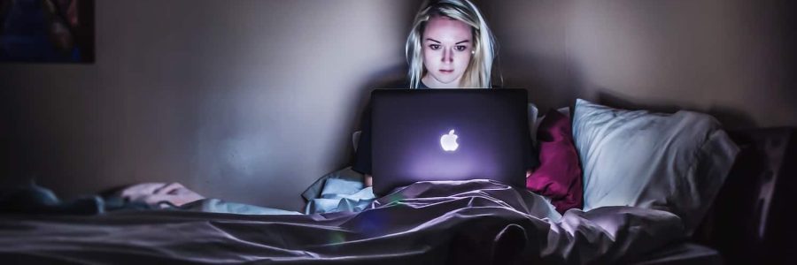 mujer con ordenador por la noche